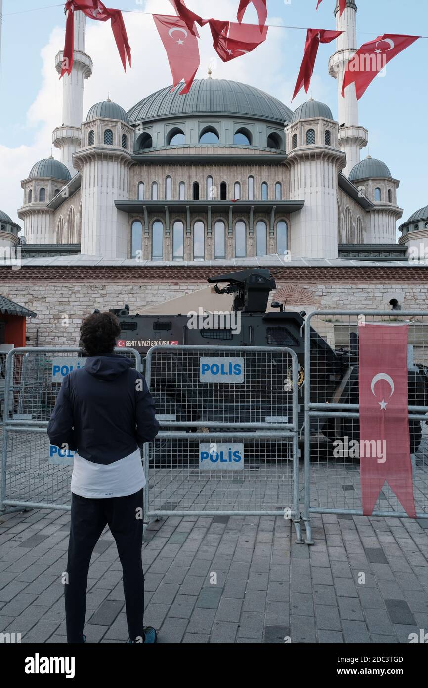 Ein gepanzertes Polizeifahrzeug, das vor dem neuen Fahrzeug aufgestellt wurde Taksim Moschee im Stadtteil Beyoglu in Istanbul Türkei Stockfoto
