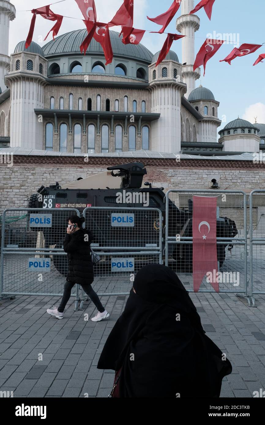 Fußgänger kommen an einem gepanzerten Polizeifahrzeug vorbei, das vor der neuen Taksim-Moschee im Stadtteil Beyoglu in Istanbul in der Türkei aufgestellt wurde Stockfoto