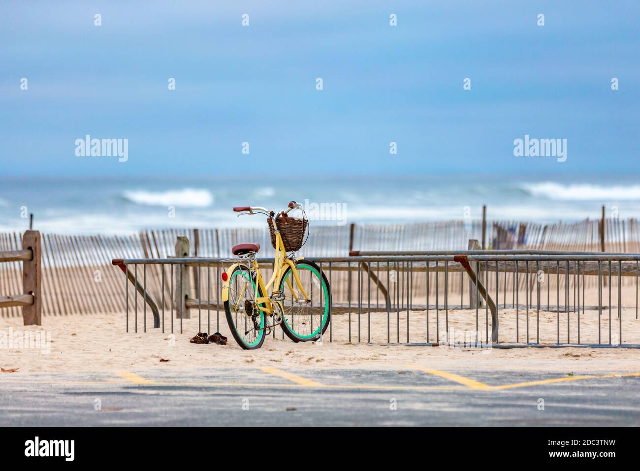 Ein gelbes Damenfahrrad in einem Fahrradständer an einem East Hampton Beach, East Hampton, NY Stockfoto