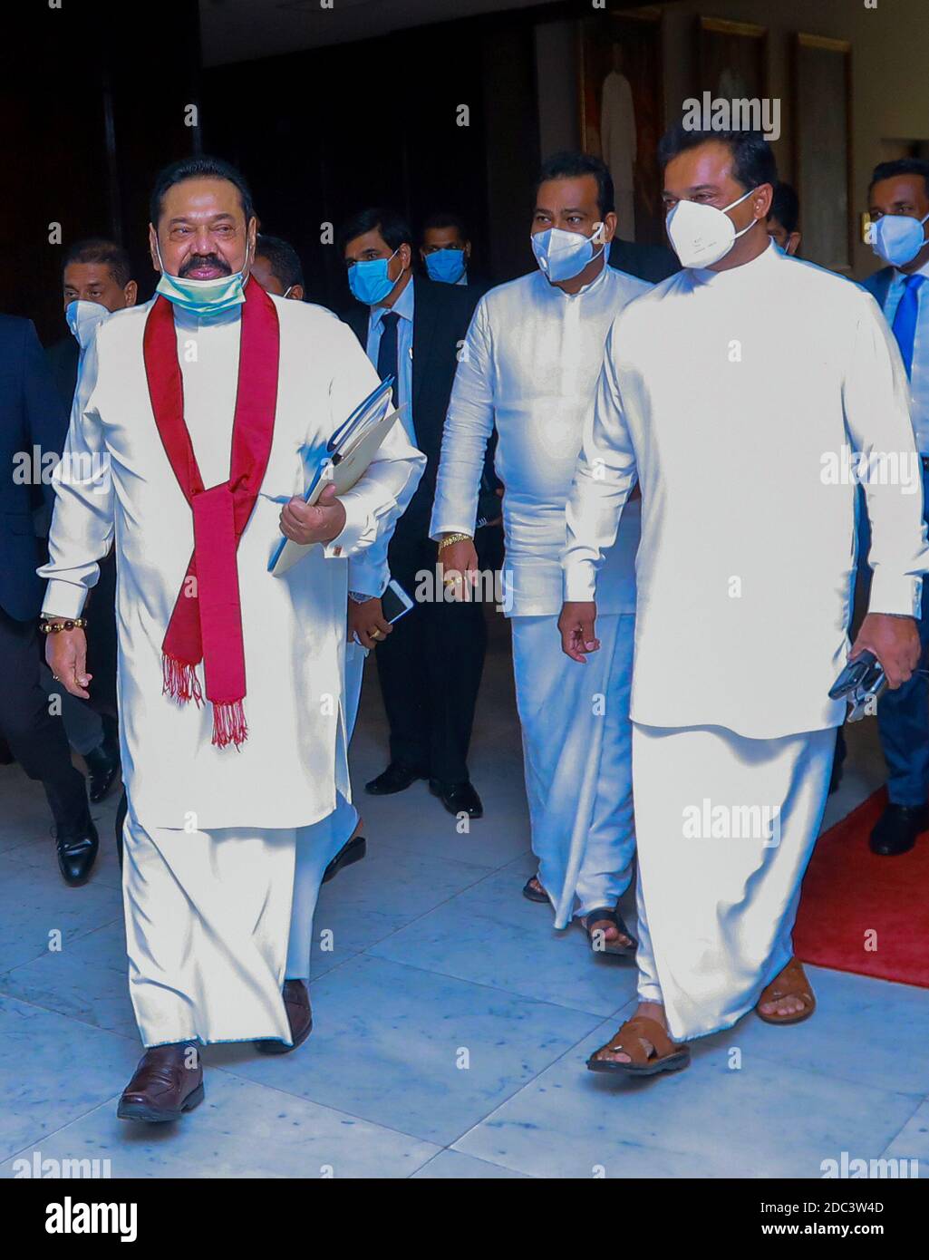 Colombo. November 2020. Der srilankische Premierminister und Finanzminister Mahinda Rajapaksa tritt am 17. November 2020 in Colombo, Sri Lanka, mit den Haushaltsvorschlägen der Regierung für 2021 in das Parlament ein. Rajapaksa stellte am Dienstag die ersten Haushaltsvorschläge der Regierung für 2021 vor, die darauf abzielen, die Entwicklung zu stärken und die heimischen wirtschaftlichen Chancen zu erweitern. Quelle: Xinhua/Alamy Live News Stockfoto