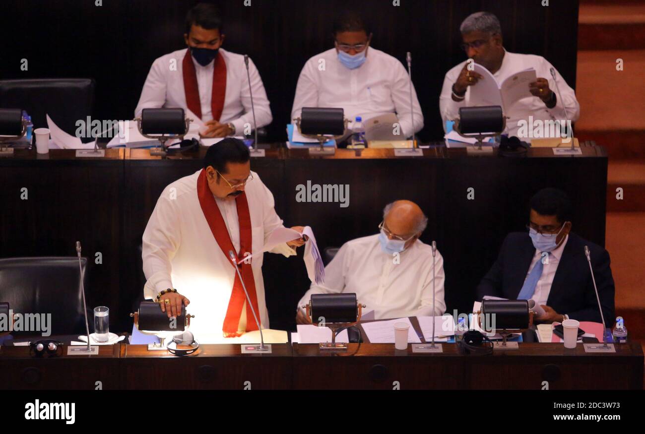 Colombo. November 2020. Der srilankische Premierminister und Finanzminister Mahinda Rajapaksa stellt am 17. November 2020 im Parlament in Colombo, Sri Lanka, die Haushaltsvorschläge der Regierung für 2021 vor. Rajapaksa stellte am Dienstag die ersten Haushaltsvorschläge der Regierung für 2021 vor, die darauf abzielen, die Entwicklung zu stärken und die heimischen wirtschaftlichen Chancen zu erweitern. Quelle: Xinhua/Alamy Live News Stockfoto
