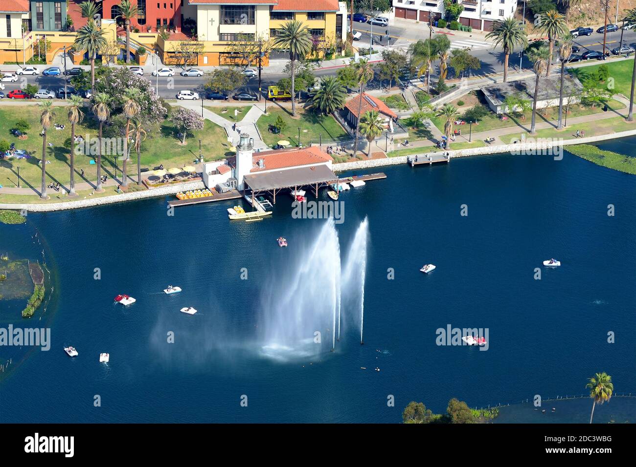 Schwäne Paddelboote am Echo Lake Park Luftaufnahme in Los Angeles, CA, USA. Echo Park See mit Swan Paddelboot. Stockfoto