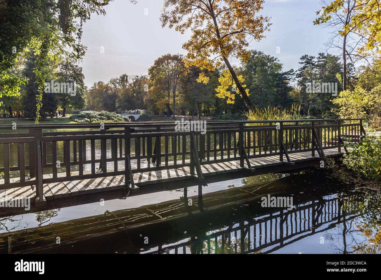 Brücke zum Amphitheater im Lazienkowski Park auch Lazienki Park genannt - Königliche Bäder, größter Park in Warschau Stadt, Polen Stockfoto