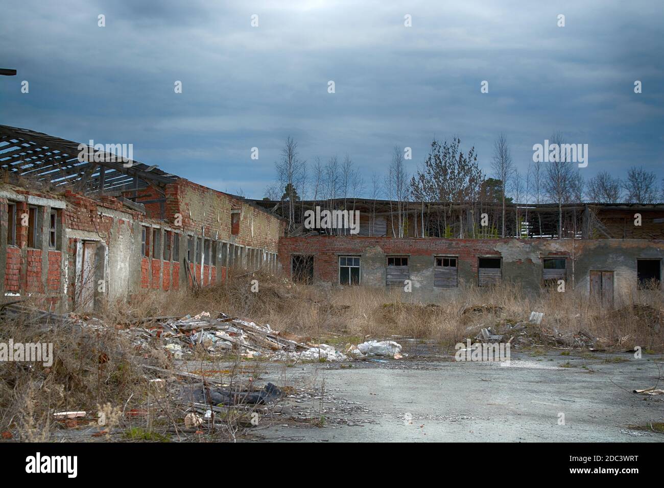 Zerstörte Gebäude und Trümmer nach dem Krieg.Bild der Apokalypse Stockfoto