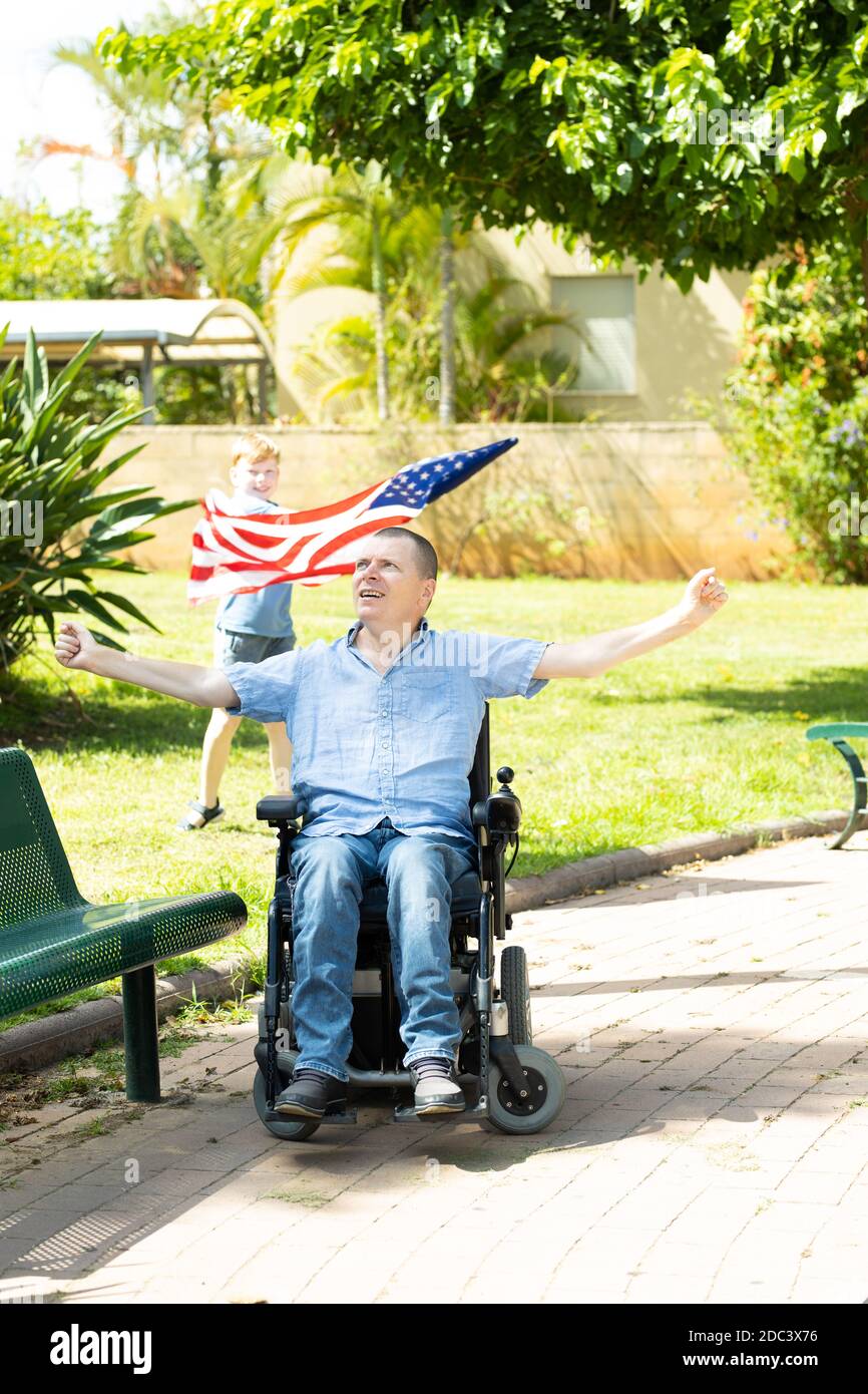 Freiheit gestue von behinderten Vater und Sohn mit Flagge von USA Stockfoto