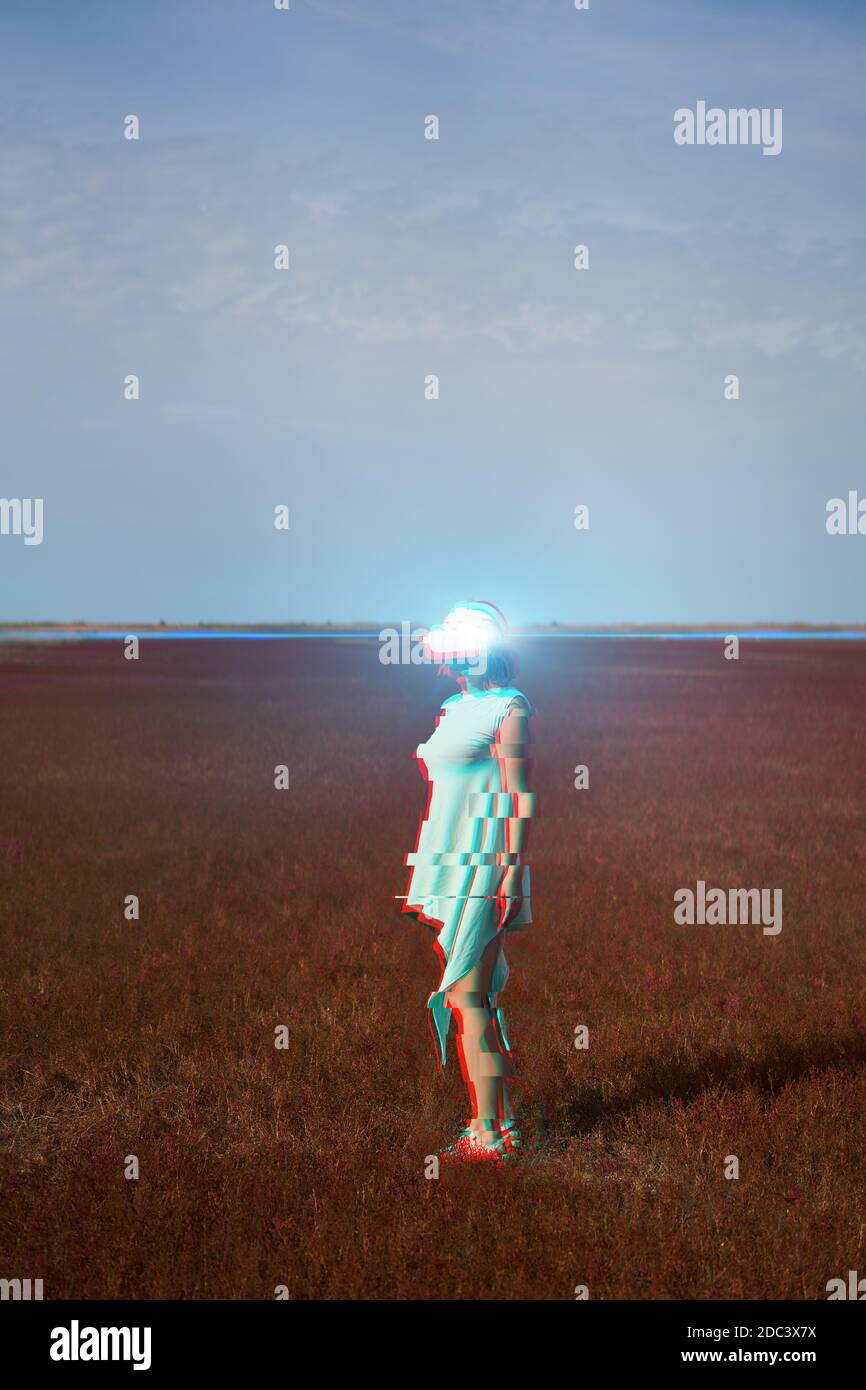 Frau geht in die virtuelle Realität mit Virtual-Reality-Headset. Bild mit Glitch-Effekt. Stockfoto