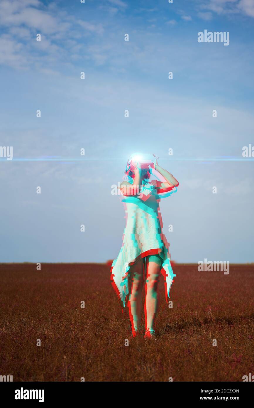Frau geht in die virtuelle Realität mit Virtual-Reality-Headset. Bild mit Glitch-Effekt. Stockfoto