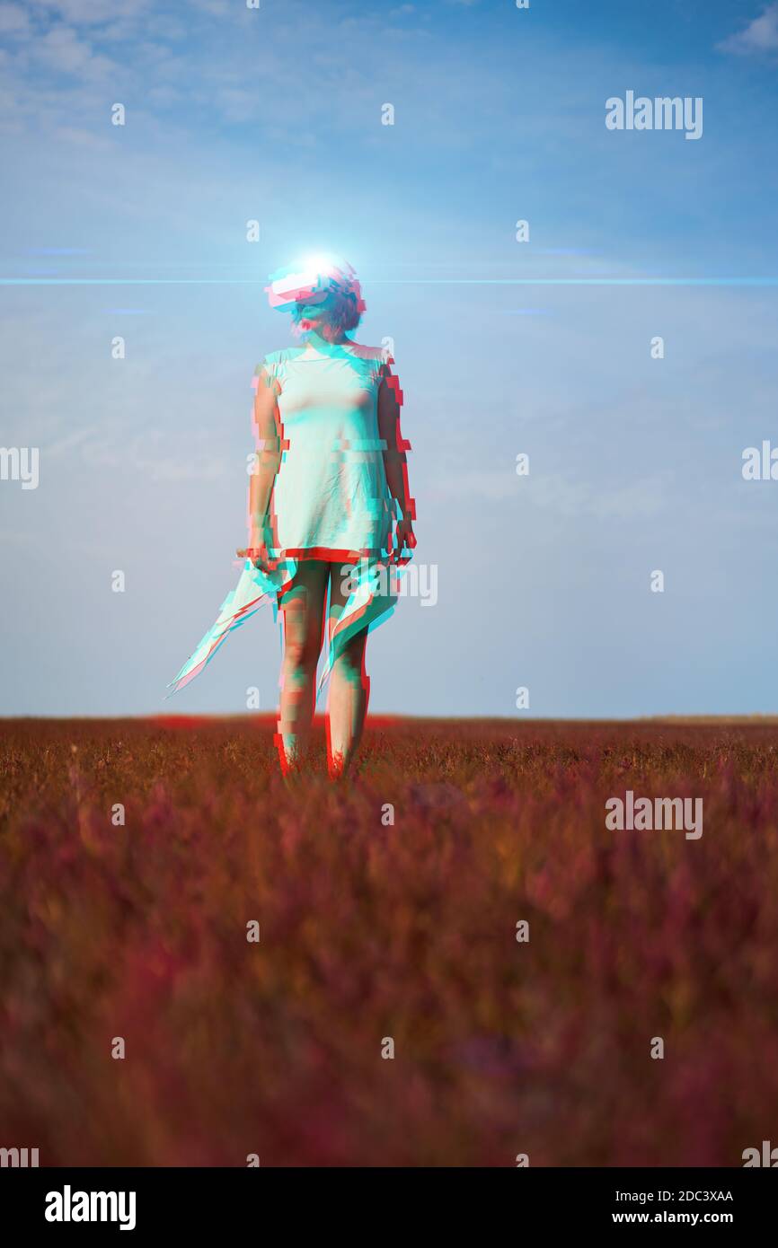 Frau geht in die virtuelle Realität mit Virtual-Reality-Headset. Bild mit Glitch-Effekt. Stockfoto