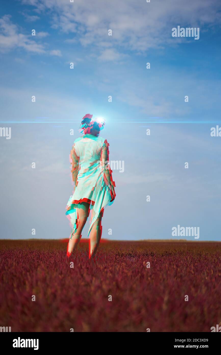 Frau geht in die virtuelle Realität mit Virtual-Reality-Headset. Bild mit Glitch-Effekt. Stockfoto