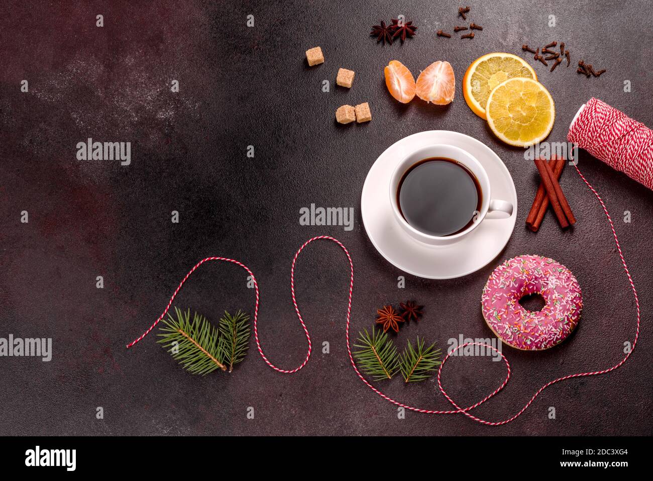 Eine Tasse starken Kaffee auf dem Weihnachtstisch mit Fichtenzweigen und  Spielzeug. Vorbereitung auf den Urlaub Stockfotografie - Alamy