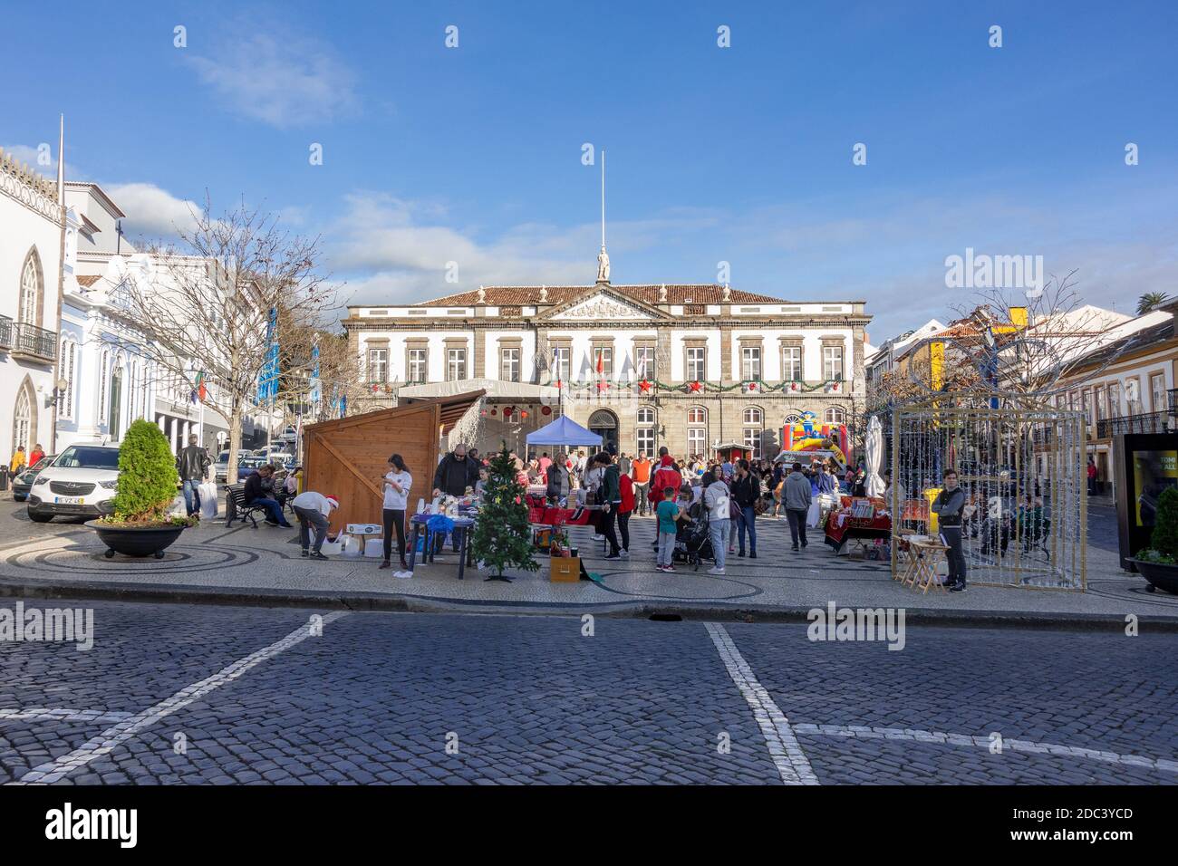 Weihnachtsmarkt auf dem Alten Platz (Praca Velha), vor dem Rathaus (Câmara Municipal), in Angra do Heroismo Terceira Insel die Azoren Portugal DECEM Stockfoto