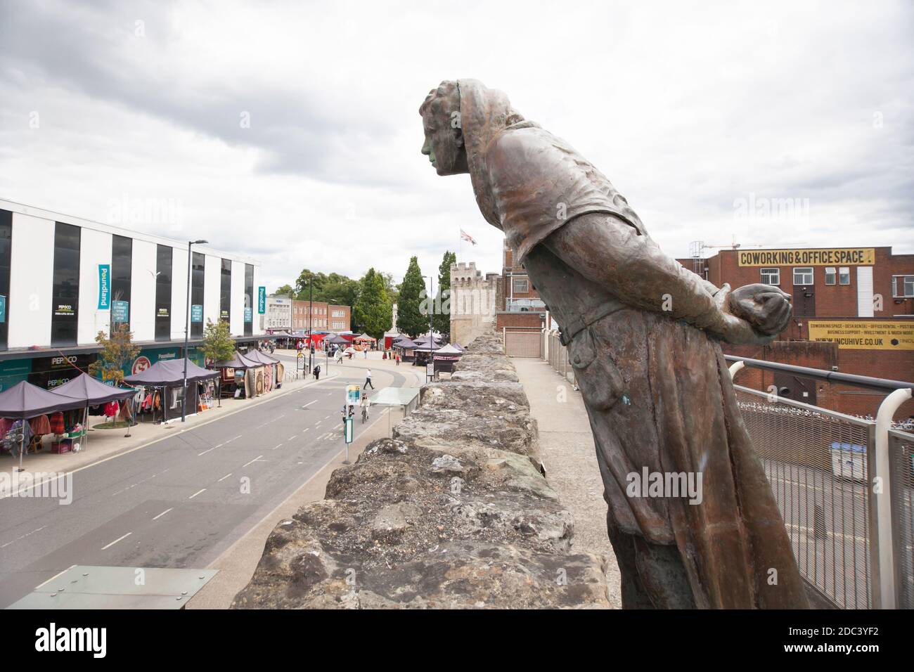 Eine Skulptur von John Le Fleming, dem Bürgermeister von Southampton von 1295 bis 1336, von dem Künstler Anthony Griffiths im Jahr 1991 mit Blick auf Southampton in Großbritannien, Stockfoto