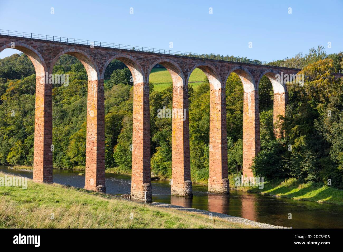 Das Leaderfoot Viadukt über dem Fluss Tweed Ravenswood in der Nähe von Melrose Scottish Grenzen Schottland GB GB Europa bekannt als das Drygrange Viadukt Stockfoto