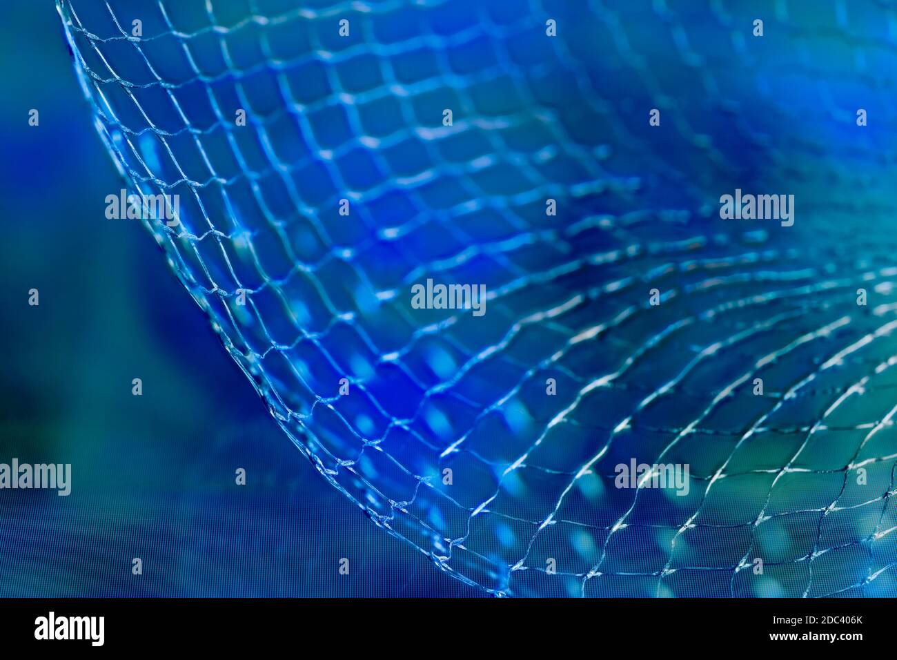 Abstraktes Netzdetail mit Reflexion auf künstlerischem Hintergrund in blauem Ton. Nahaufnahme eines dynamischen Wellenrasters in surreal futuristischem Raum. Scifi Technik. Stockfoto