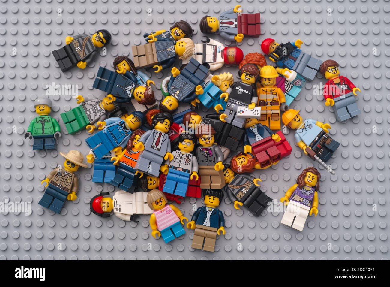 Tambow, Russische Föderation - 17. November 2020 Heaps von Lego Minifiguren auf einer Lego Grundplatte. Stockfoto