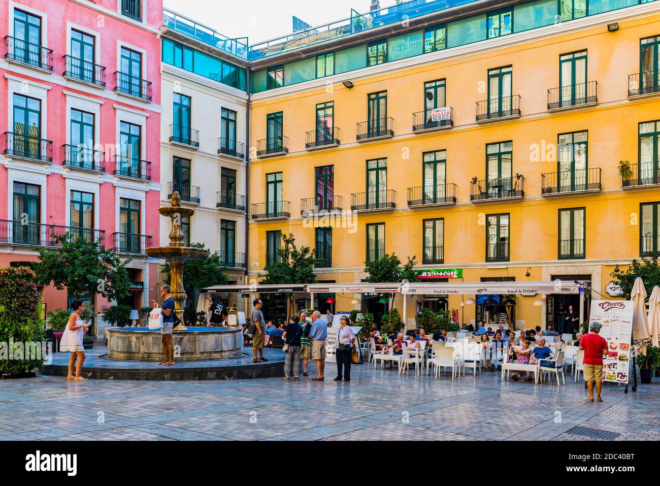 Bars und Terrassen in der lebhaften Plaza del Obispo - Bishop's Square, Málaga, Andalusien, Spanien, Europa Stockfoto