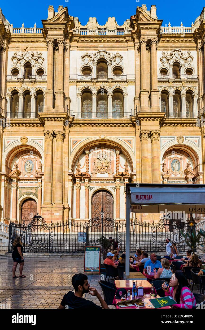 Barocke Hauptfassade der Kathedrale von Málaga, von der Plaza del Obispo - Bishop's Square aus gesehen. Kathedrale von Málaga - Catedral de la Encarnación. Málaga, Andalusien Stockfoto