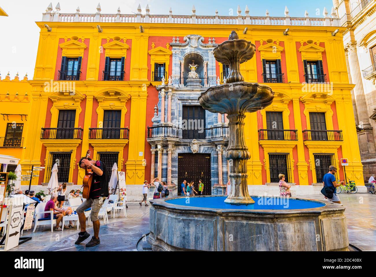 Brunnen auf der Plaza del Obispo - Platz des Bischofs, im Hintergrund der Bischofspalast. Málaga, Andalusien, Spanien, Europa Stockfoto