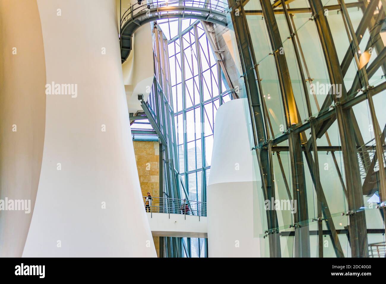 Das Guggenheim Museum Bilbao ist ein Museum für moderne und zeitgenössische Kunst, das vom kanadisch-amerikanischen Architekten Frank Gehry entworfen wurde. Innen. Bilbao, Biskaya, Stockfoto