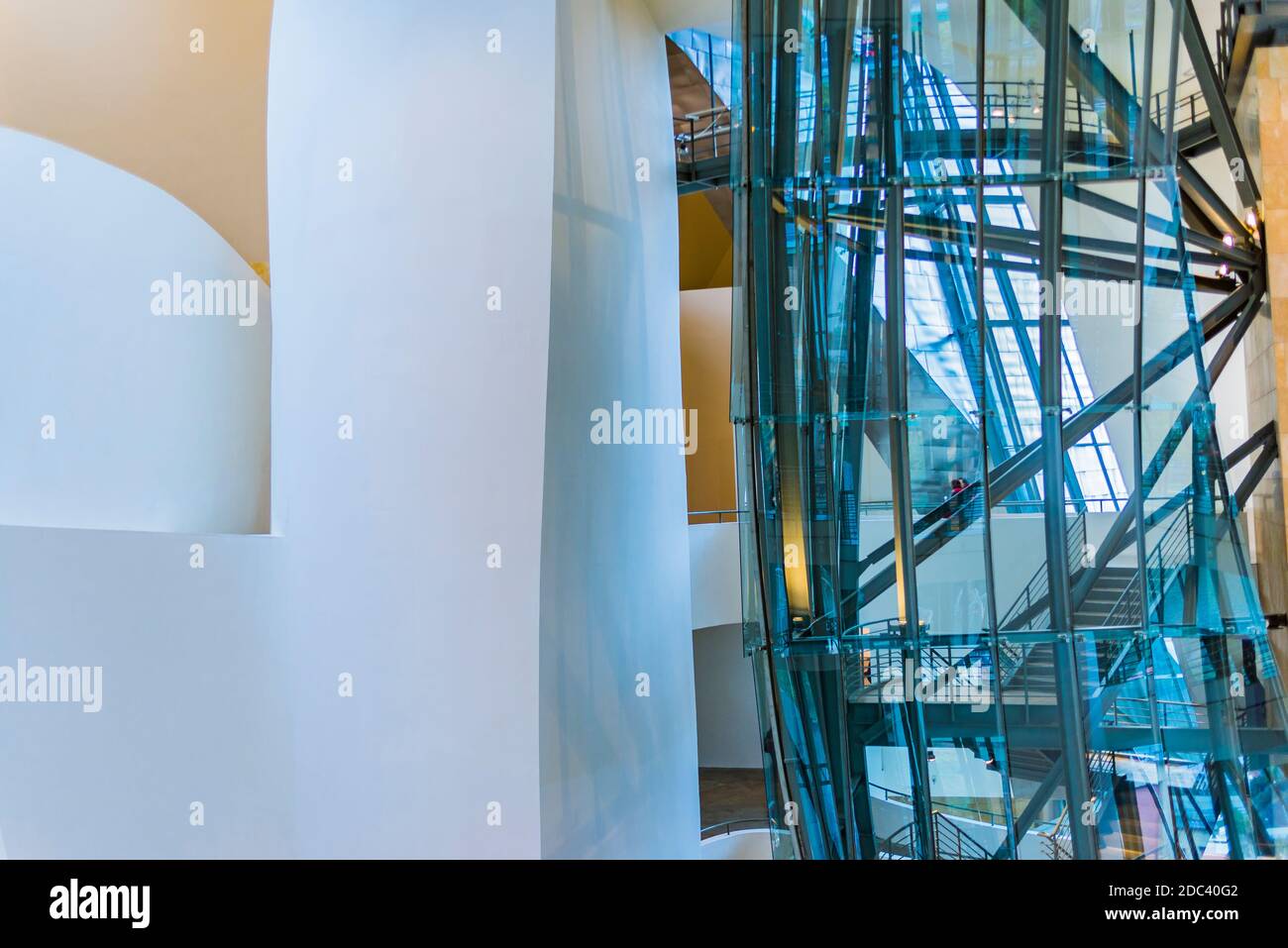 Das Guggenheim Museum Bilbao ist ein Museum für moderne und zeitgenössische Kunst, das vom kanadisch-amerikanischen Architekten Frank Gehry entworfen wurde. Innen. Bilbao, Biskaya, Stockfoto