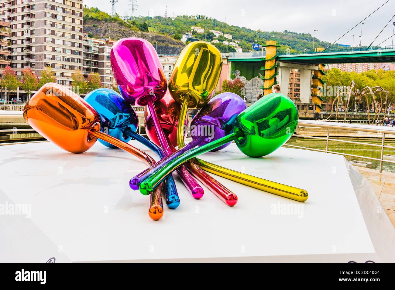 Tulpen von Jeff Koons, hochglanzpolierter Edelstahl mit transparenter Farbbeschichtung, Museumssammlung, Guggenheim Museum. Bilbao, Biskaya, Baskenland Cou Stockfoto