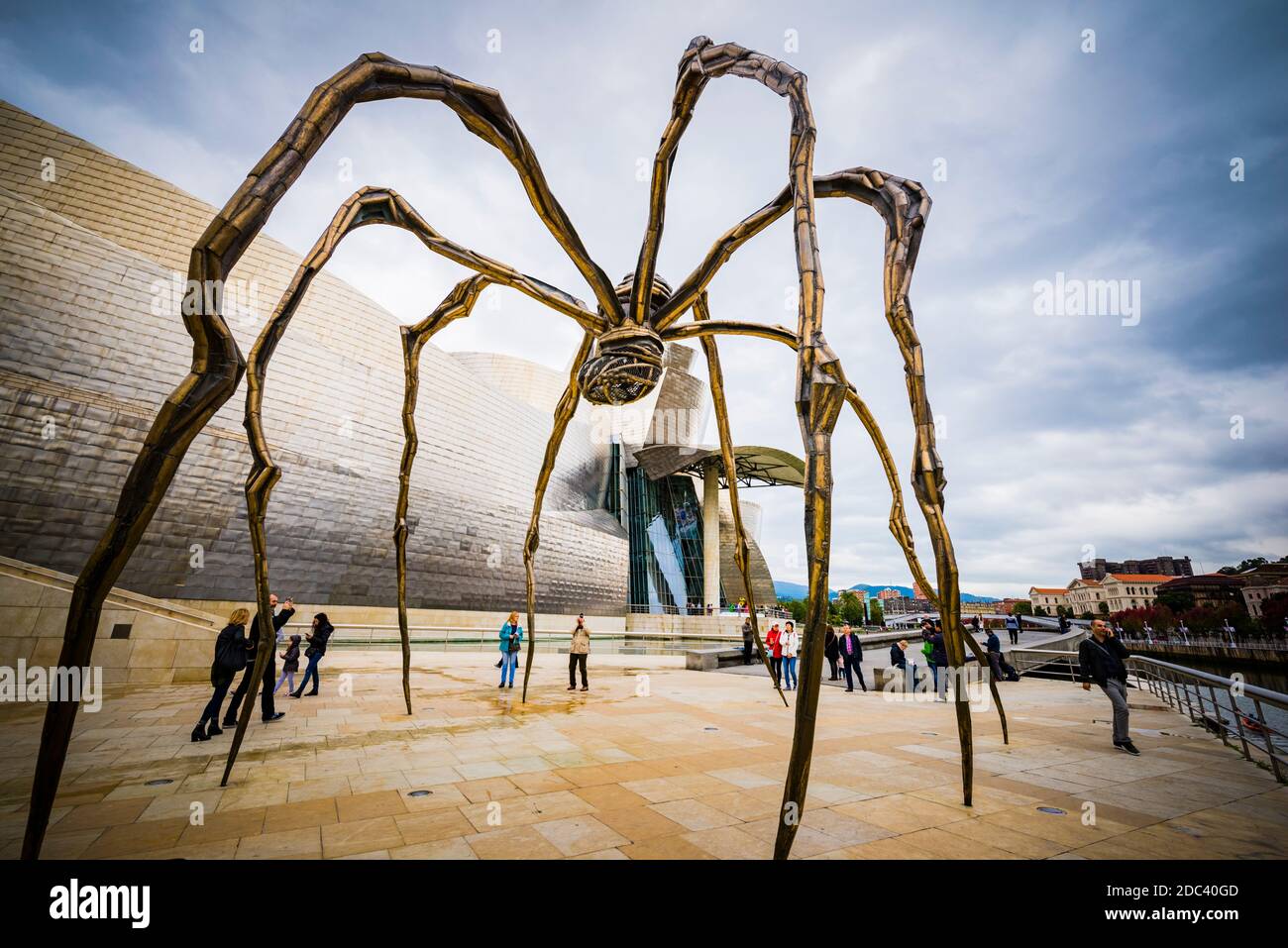 Maman, von Louise Bourgeois, ist eine monumentale Stahlspinne, so groß, dass sie nur draußen installiert werden kann, eine Ikone in der Stadt Bilbao. Permanent c Stockfoto
