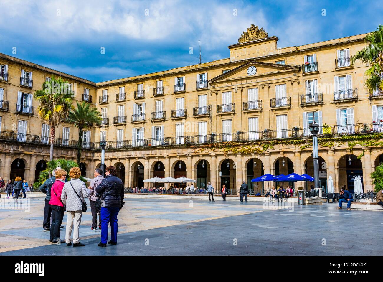 Die Plaza Nueva oder Plaza Barria von Bilbao ist ein monumentaler Platz im neoklassischen Stil, der 1821 erbaut wurde. Der Name stammt von dem bisher existierenden Plaz Stockfoto