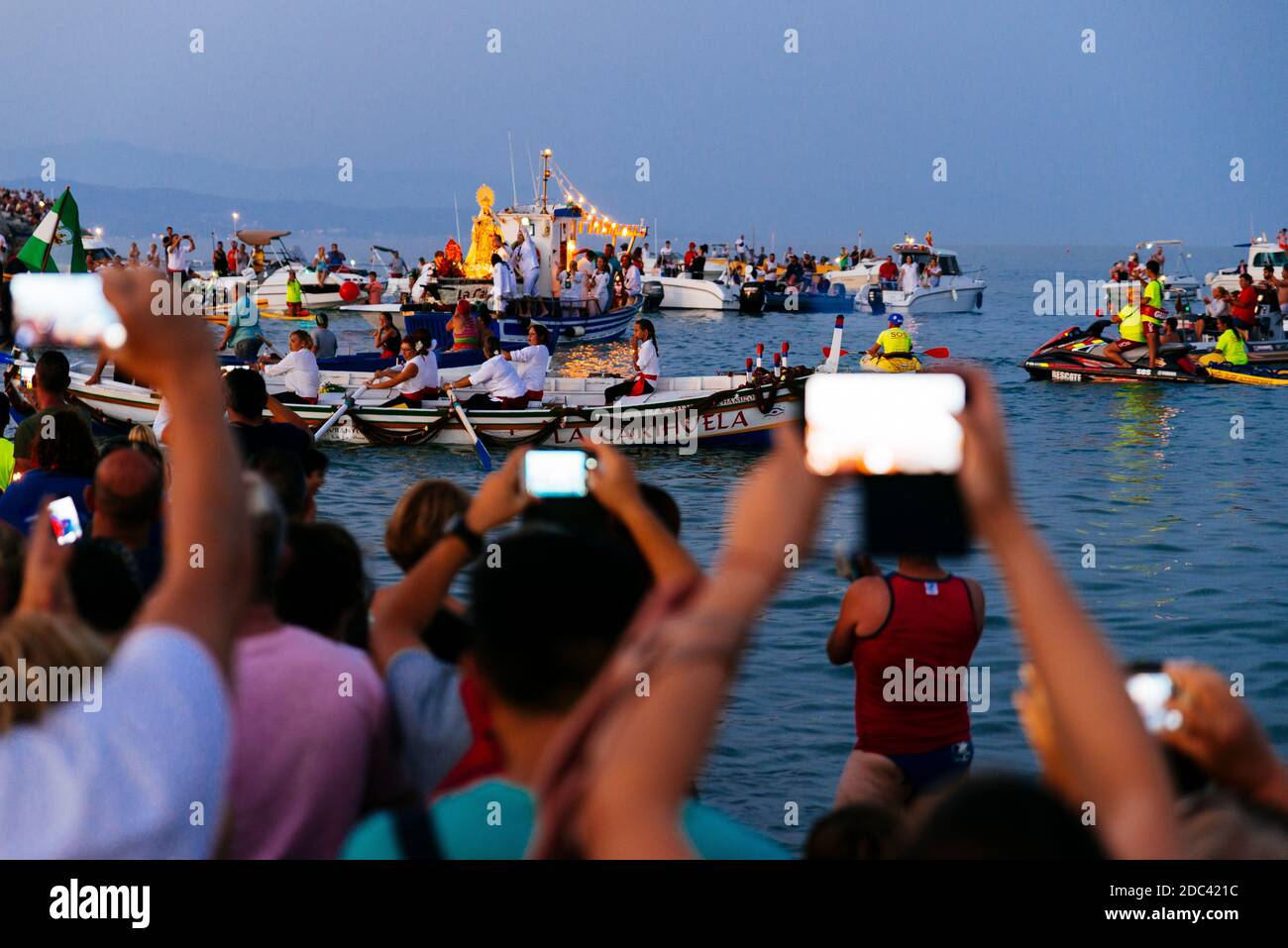 Traditionelle nautische Prozession der Virgen del Carmen, heilige der Segler, mit Fischerbooten am Strand von La Carihuela. Torremolinos, Málaga, Costa de Sol Stockfoto