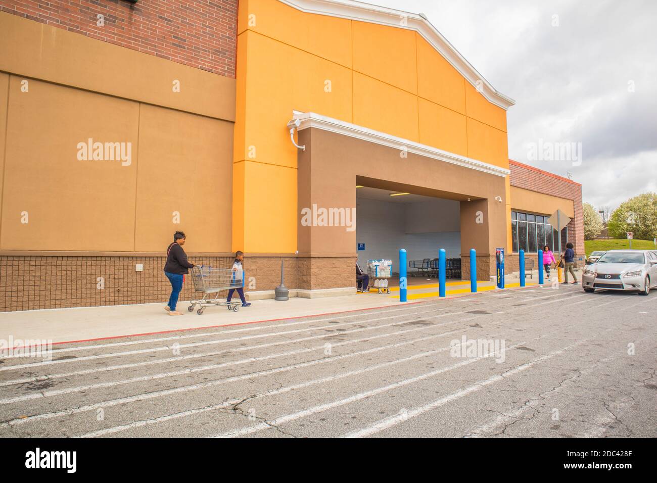 Snellville, GA / USA - 03 13 20: Blick auf Menschen, die Walmart betreten, ohne Gesichtsmasken Stockfoto