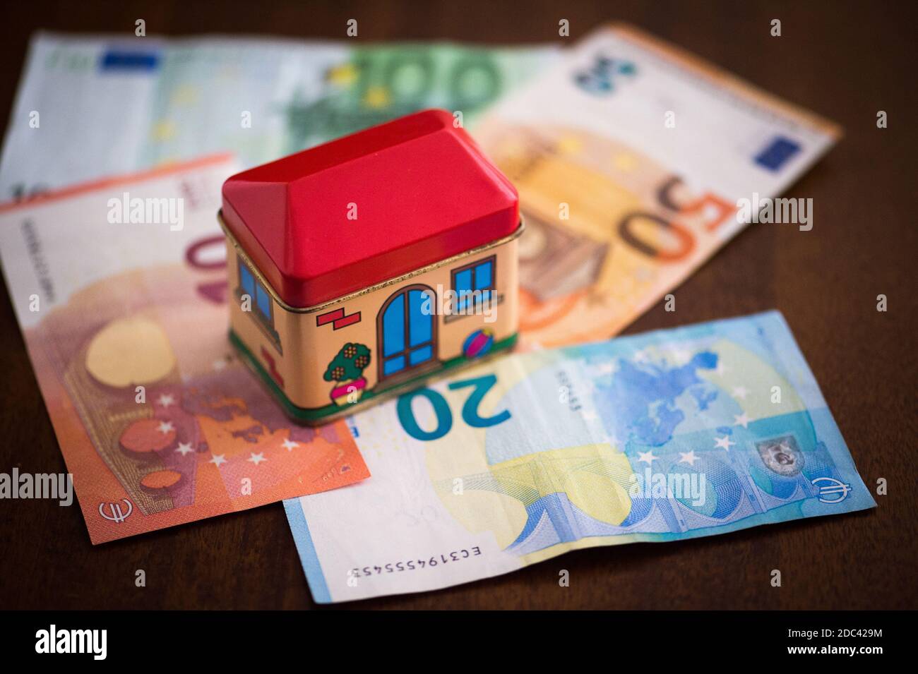 Kreatives Foto für Eigenheim-Investition, Renovierung Haussteuer, Öko-Bonus für covid Stockfoto