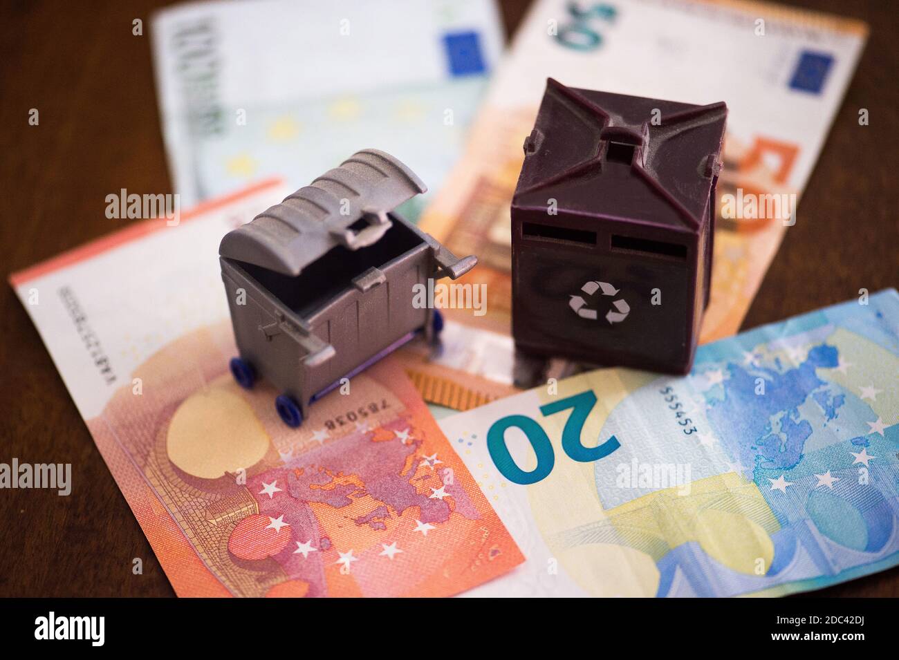 Kreatives Foto für Müllsteuer, Abfallsteuer mit Euro Stockfoto