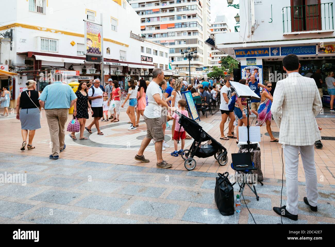 Menschen, die entlang der belebten Straße des Stadtzentrums spazieren. Torremolinos, Málaga, Costa de Sol, Andalusien, Spanien, Europa Stockfoto