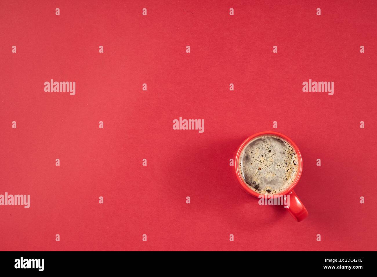 Draufsicht auf Tassen Kaffee auf farbigem Hintergrund Stockfoto