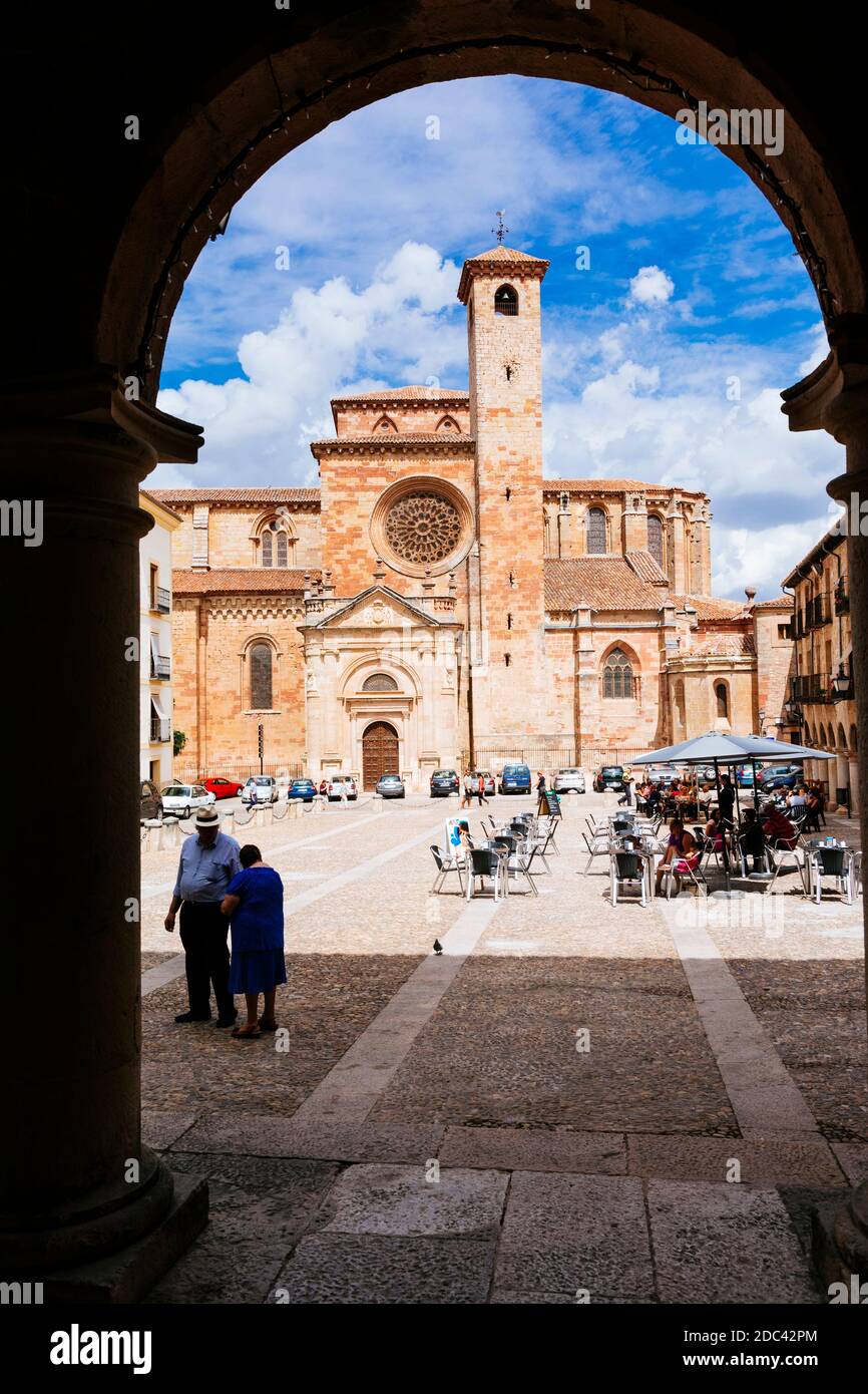 Blick durch den Bogen des Palacio del Ayuntamiento zur Kathedrale Santa Maria. Sigüenza, Guadalajara, Castilla La Mancha, Spanien, Europa Stockfoto