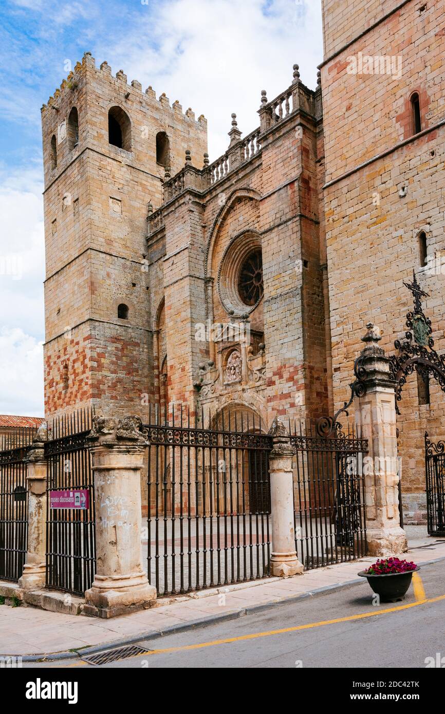 Hauptfassade. Kathedrale Santa Maria. Sigüenza, Guadalajara, Castilla La Mancha, Spanien, Europa Stockfoto