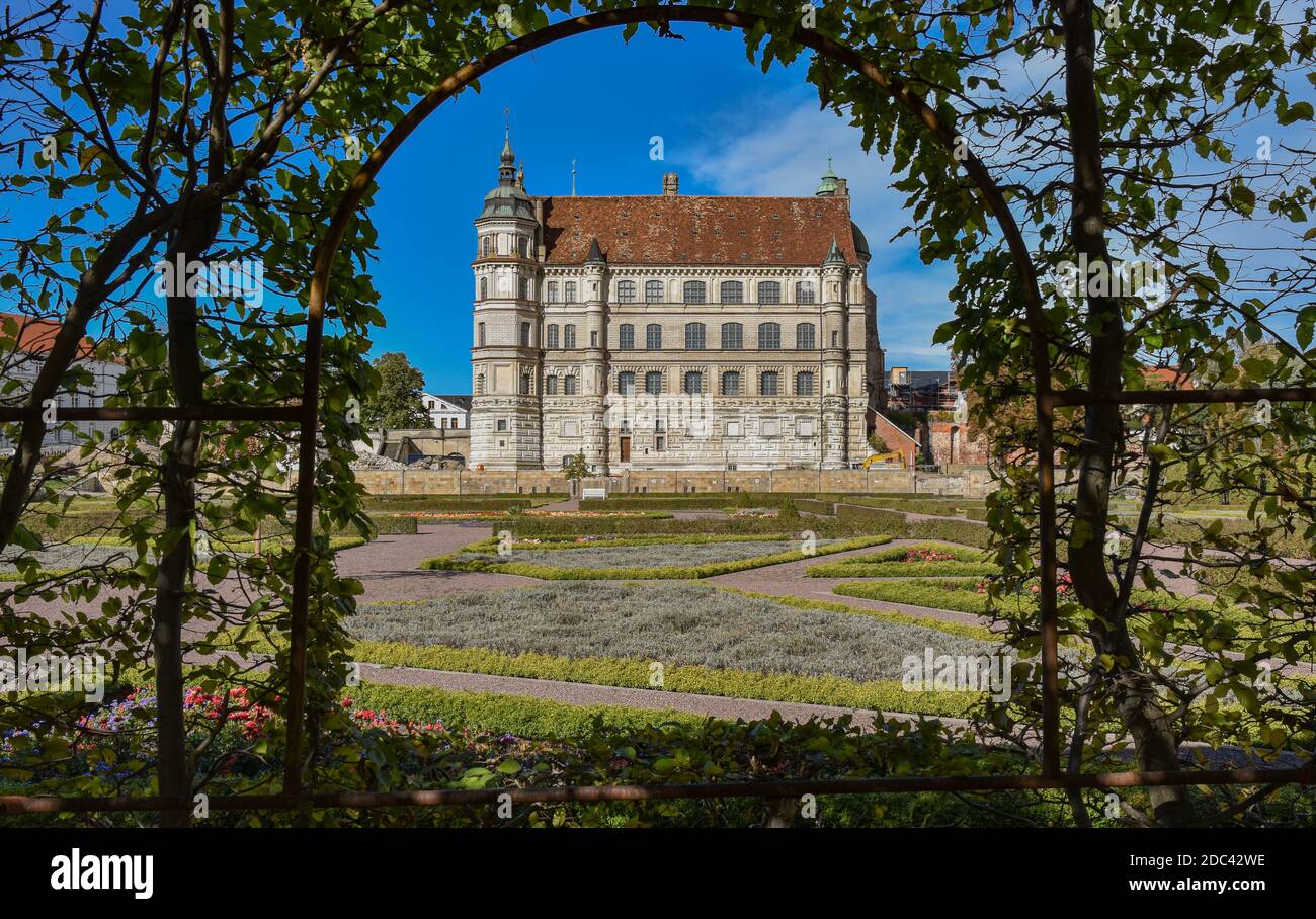 Schloss Güstrow durch den Gartenzaun Stockfoto
