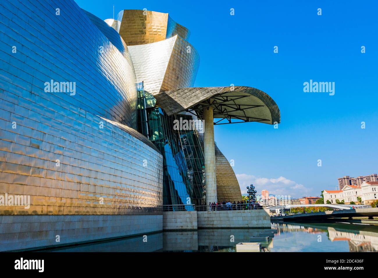 Detail der Fassade. Das Guggenheim Museum Bilbao ist ein Museum für moderne und zeitgenössische Kunst, das vom kanadisch-amerikanischen Architekten Frank Gehry, Bil, entworfen wurde Stockfoto