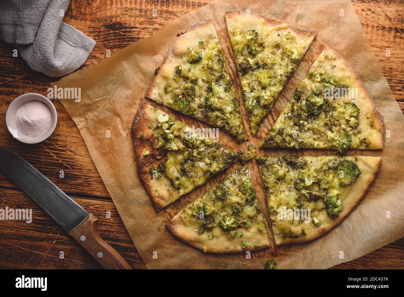 Gekochte Pizza mit Brokkoli und Käse Stockfoto