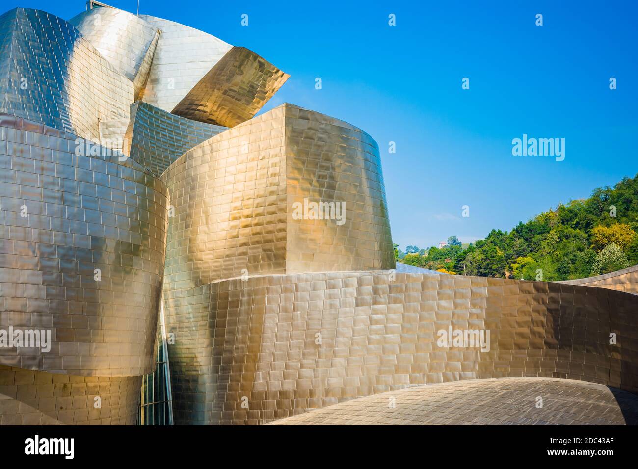 Detail der Fassade. Das Guggenheim Museum Bilbao ist ein Museum für moderne und zeitgenössische Kunst, das vom kanadisch-amerikanischen Architekten Frank Gehry, Bil, entworfen wurde Stockfoto