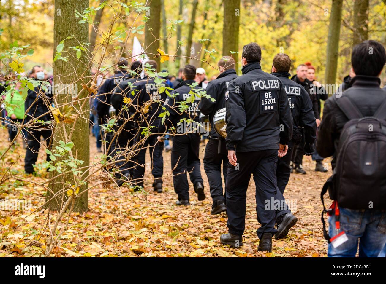 Berlin, Deutschland. November 2020. Deutschland, Berlin, 18. November 2020: Polizei und Protestierende sind in Tiergarten zu sehen, nachdem heterogene Gruppen um Corona-Leugner, Verschwörungstheoretiker und Rechtsextremisten den Zugang zu deutschen Regierungsgebäuden blockiert haben. Sowohl Bundestag als auch Bundesrat stimmen am 18. November 2020 über geplante neue Regelungen des Infektionsschutzgesetzes ab. (Foto: Jan Scheunert/Sipa USA) Quelle: SIPA USA/Alamy Live News Stockfoto