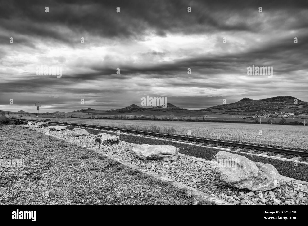 Leerer Bahnhof in Mittelböhmischen Hochland, Tschechische Republik. Das Mittelböhmische Hochland ist ein Gebirge im Norden Böhmens. Der Bereich i Stockfoto