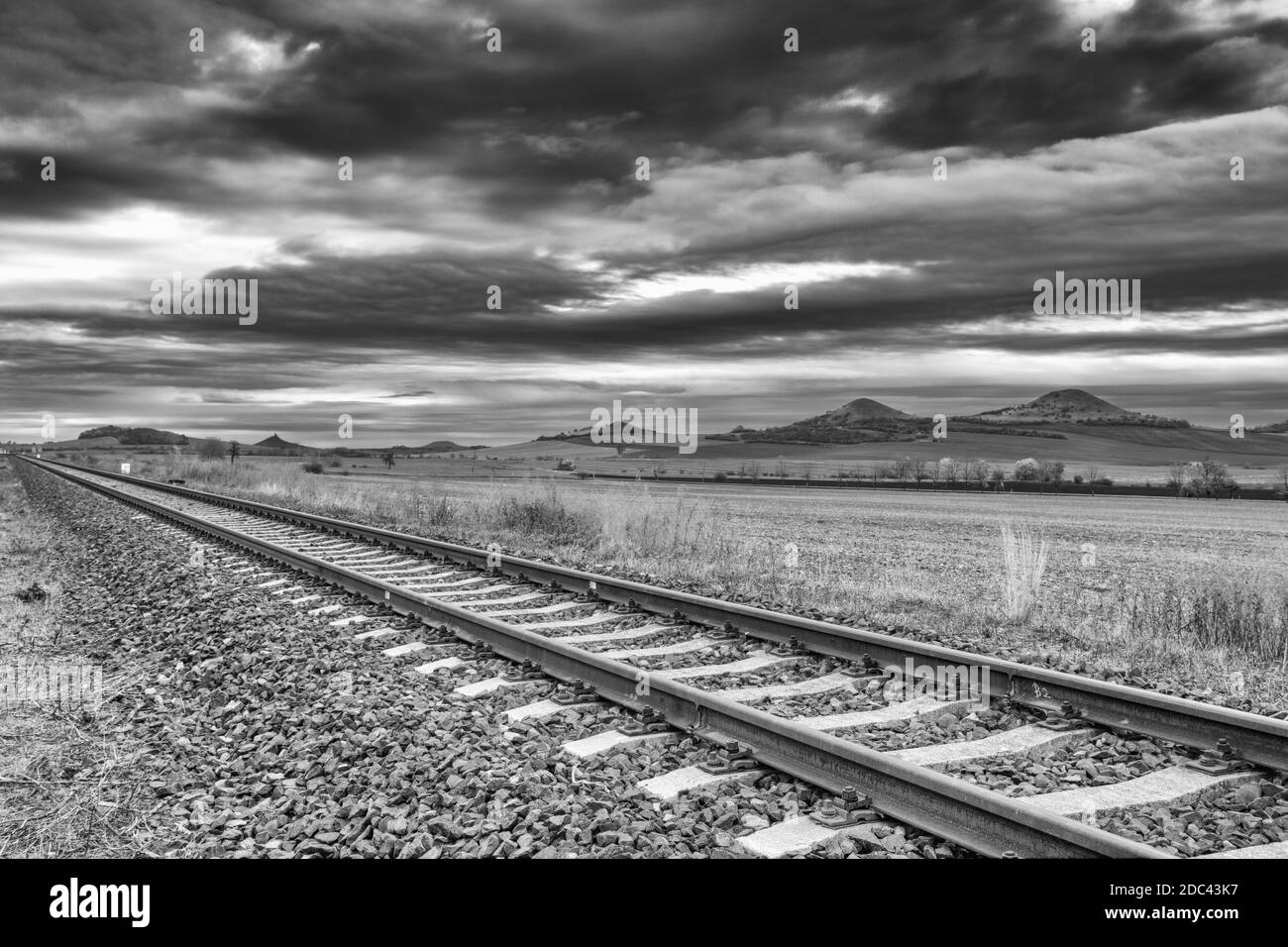 Leerer Bahnhof in Mittelböhmischen Hochland, Tschechische Republik. Das Mittelböhmische Hochland ist ein Gebirge im Norden Böhmens. Der Bereich i Stockfoto