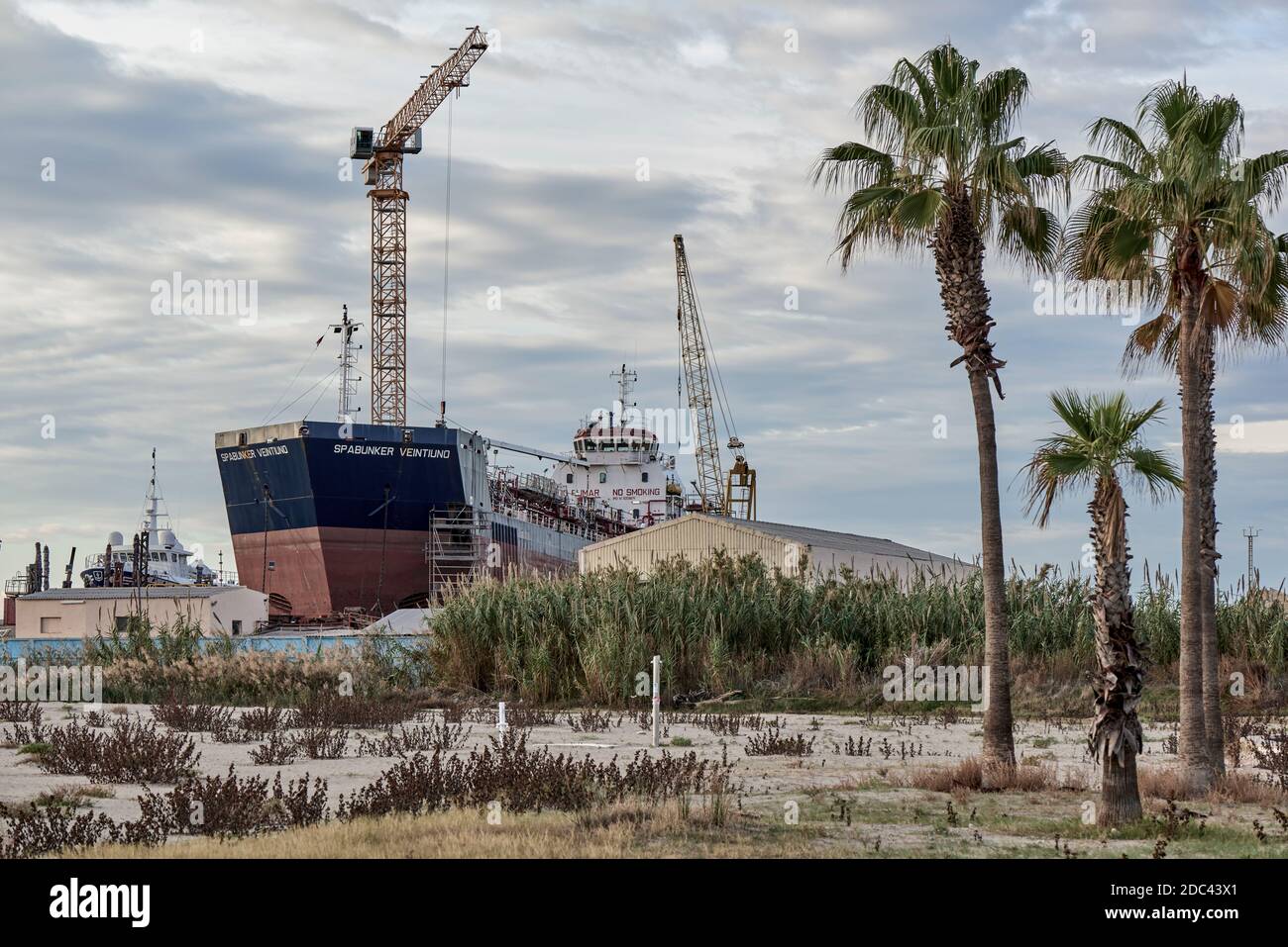 Reparatur eines Schiffes mit den Kranen der Hafenwerft in Burriana, Provinz Castellon, Valencianische Gemeinschaft, Spanien, Europa Stockfoto