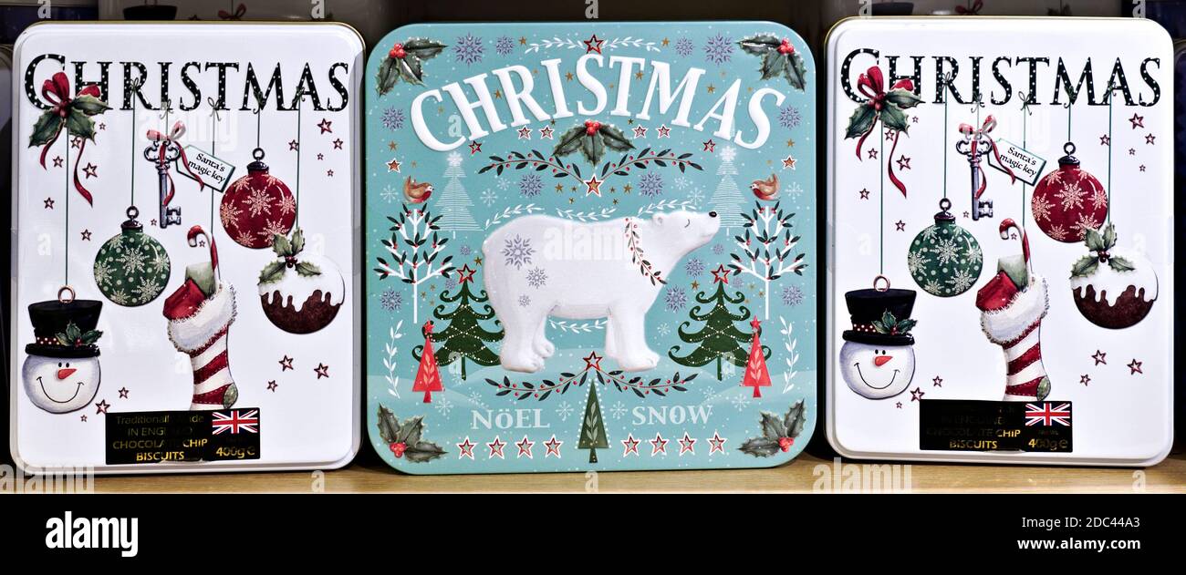 Verpackung von traditionellen englischen Weihnachts-Schokolade Chip Cookie Metall-Boxen, Kekse Packs, auf einem Regal in einem Geschäft. Stockfoto