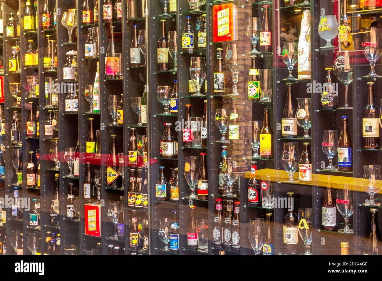 Brügge, Belgien - 10. April 2016: Bierwand in Brügge Bar mit verschiedenen Flaschen und Gläsern Stockfoto