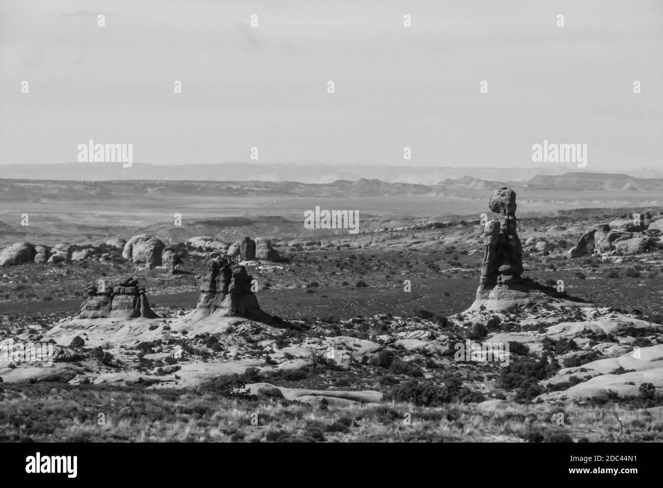 Monochromes Foto der Moabiter Landschaft, von den Fenstern aus gesehen Sektion des Archers National Park, gefüllt mit seltsamen Felssäulen Stockfoto