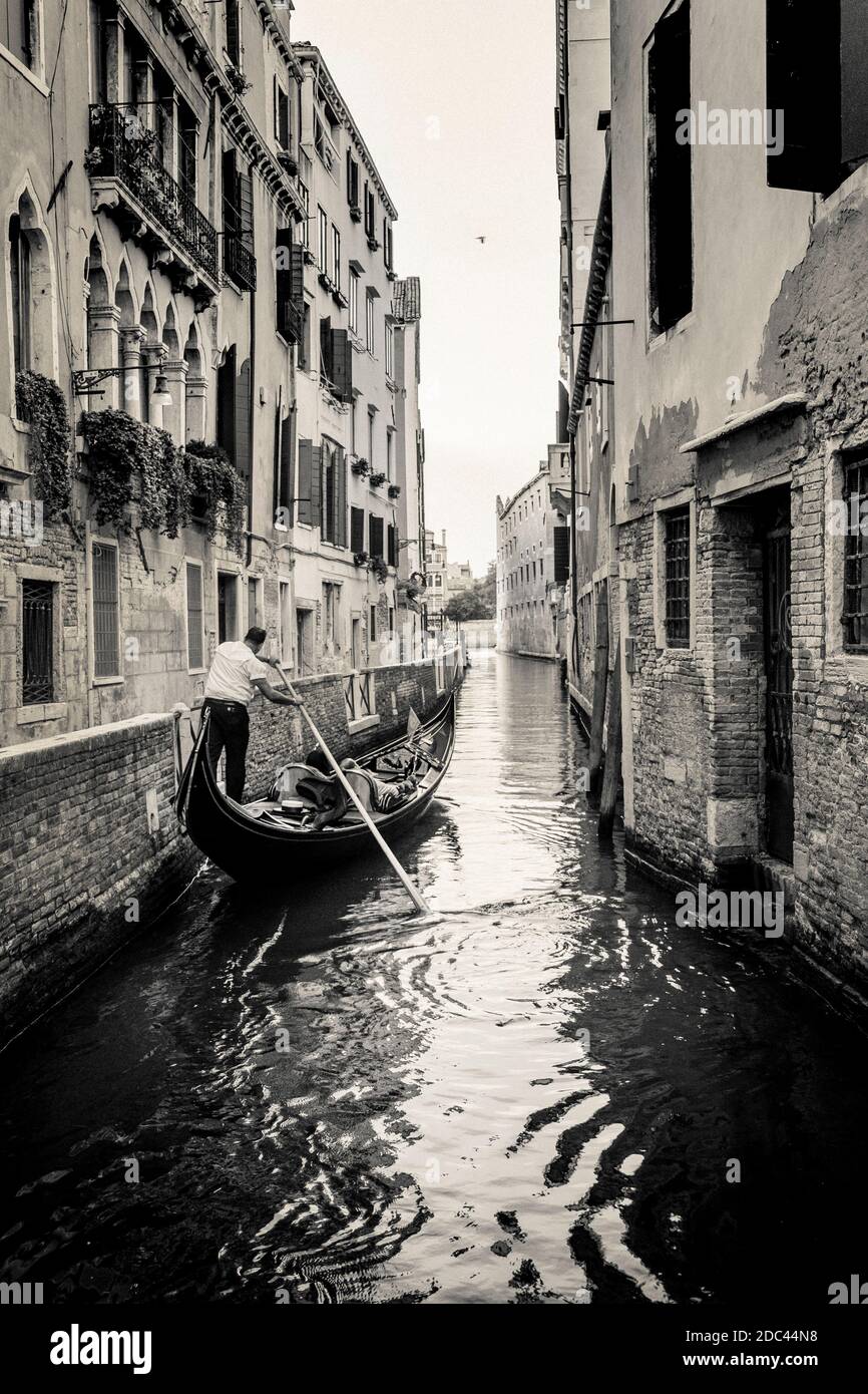 Gondel mit Touristen Sightseeing auf einem Venedig Kanal, Venedig, Italien, europäische Olidays Stockfoto