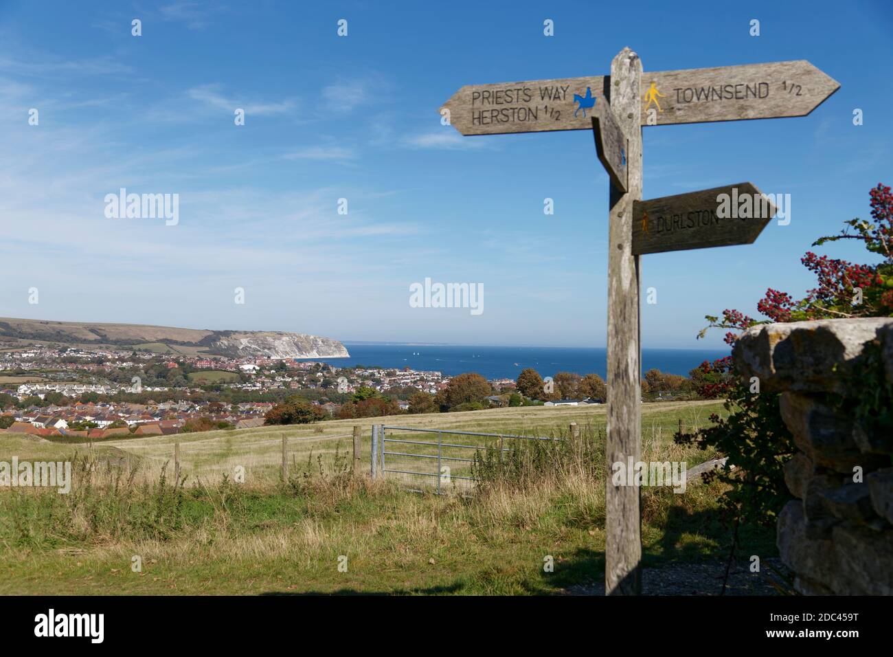 Fusswegschild mit Swanage in der Ferne Dorset Stockfoto