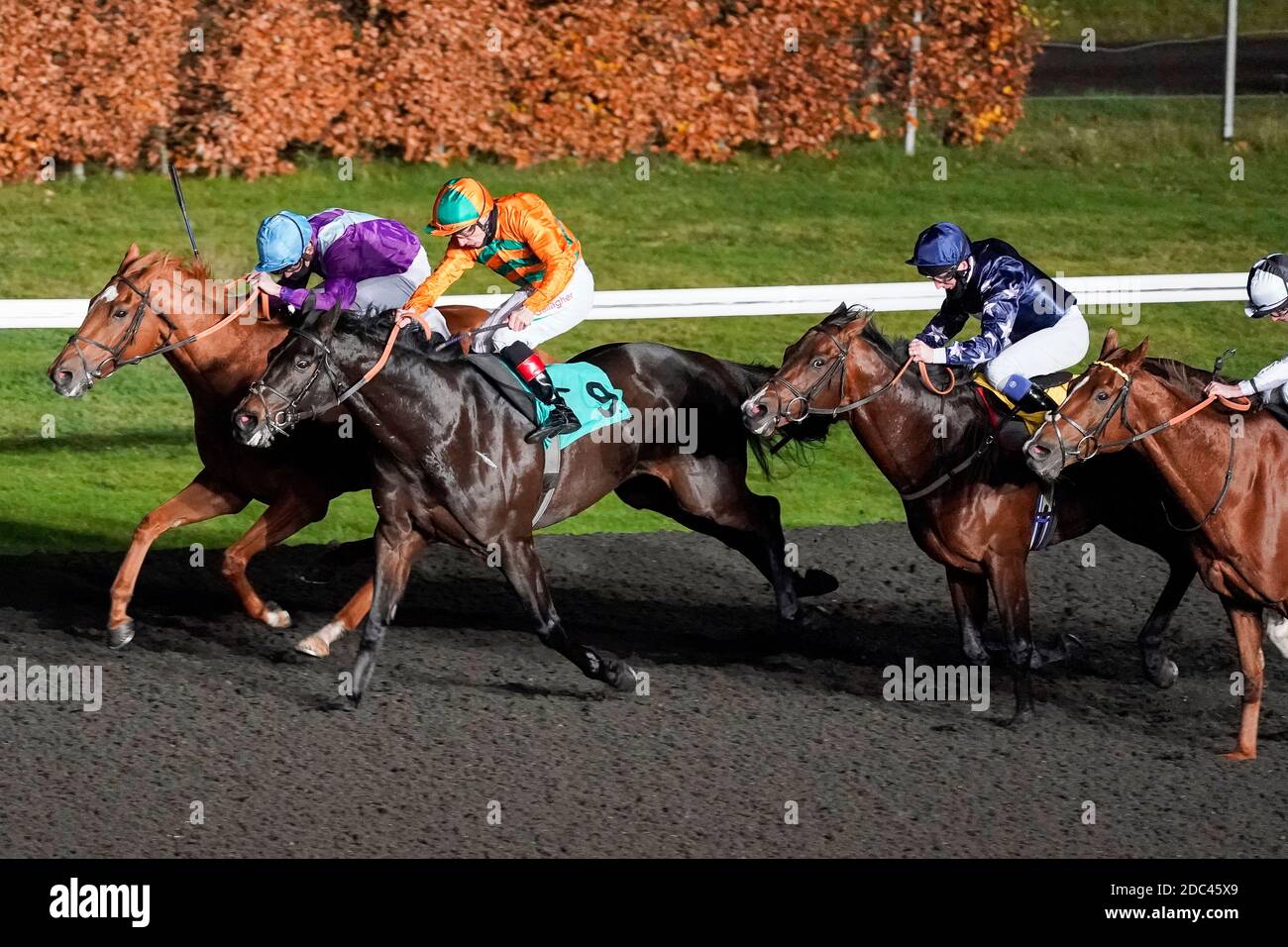 Rock Eagle mit Jockey Rob Hornby (links) gewinnt den Unibet 3 Uniboosts A Day Handicap auf der Rennbahn Kempton Park. Stockfoto