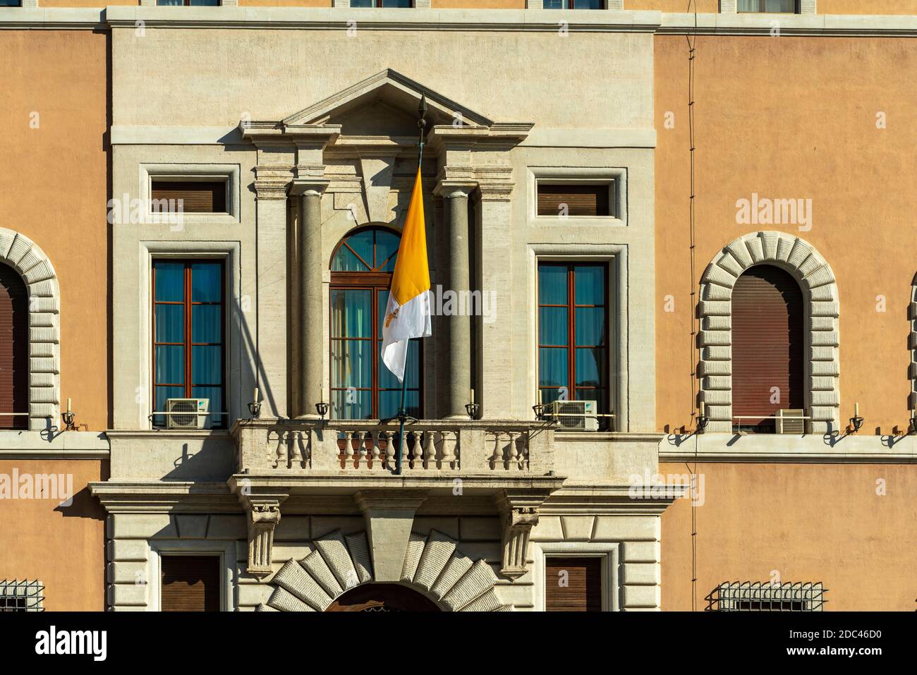 Via della Conciliazione, das Generalsekretariat der Bischofssynode mit der Flagge der Vatikanstadt. Stockfoto